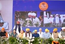 ਮੁੱਖ ਮੰਤਰੀ ਭਗਵੰਤ ਸਿੰਘ ਮਾਨ ਅਤੇ ਅਰਵਿੰਦ ਕੇਜਰੀਵਾਲ ਵੱਲੋਂ ਸਰਬ ਧਰਮ ਸੰਮੇਲਨ ਦੌਰਾਨ ਵਿਸ਼ਵ ਭਰ ਦੇ ਧਾਰਮਿਕ ਆਗੂਆਂ ਨਾਲ ਨੌਵੇਂ ਪਾਤਸ਼ਾਹ ਸ੍ਰੀ ਗੁਰੂ ਤੇਗ਼ ਬਹਾਦਰ ਜੀ ਨੂੰ ਸ਼ਰਧਾ ਤੇ ਸਤਿਕਾਰ ਭੇਟ