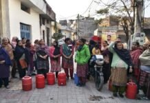 इंदिरा कॉलोनी के जल संकट को दूर करने के लिए मैदान में उतरे अक्षय शर्मा, बांटी मोटरें और कूलर