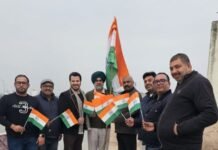 गणतंत्र दिवस पर कौशिक छाबड़ा ने राष्ट्रीय ध्वज फहराया।