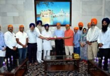 एसएमएल महिंद्रा कंपनी के प्रतिनिधिमंडल ने सचखंड श्री हरिमंदिर साहिब में टेका माथा