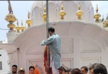 श्री बड़ा हनुमान मंदिर में संक्रांति पर झंडा फहराया गया।