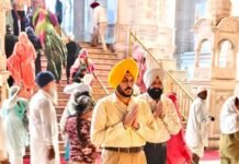 आईजीपी गुरप्रीत सिंह भुल्लर ने श्री हरमंदिर साहिब में माथा टेककर लिया श्री गुरु साहिब का आशीर्वाद ।